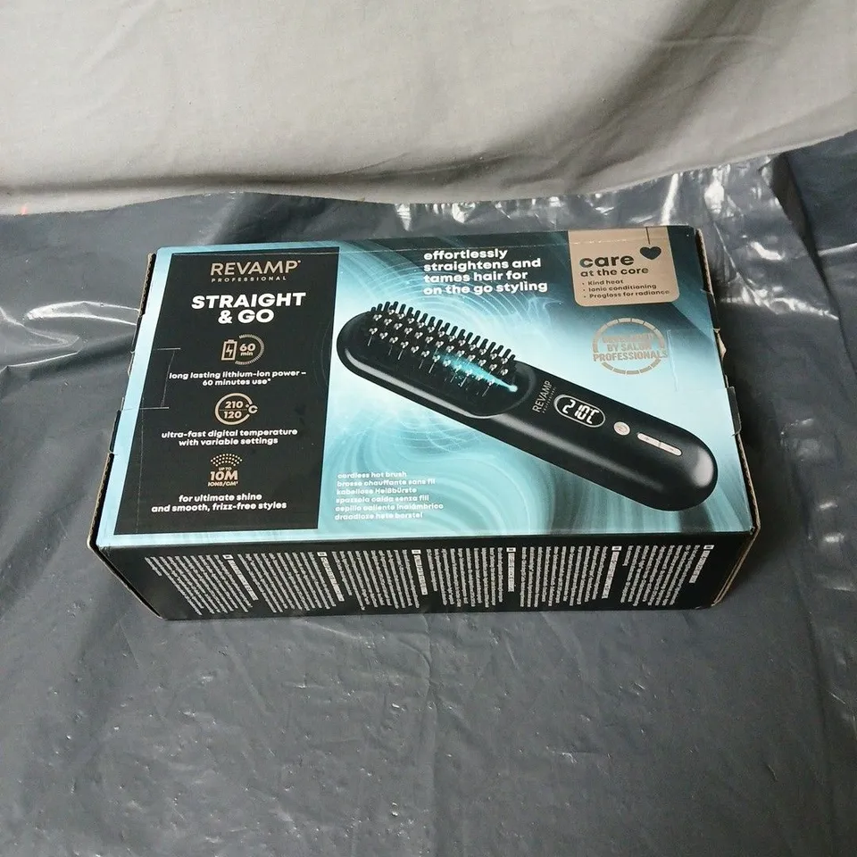 REVAMP STRAIGHT AND GO HAIR BRUSH