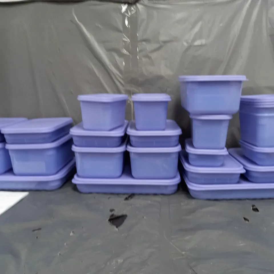 BOX OF APPROX 10 ASSORTED HOUSEHOLD GOODS TO INCLUDE PILLOWS , FOOD CONTAINERS , ETC