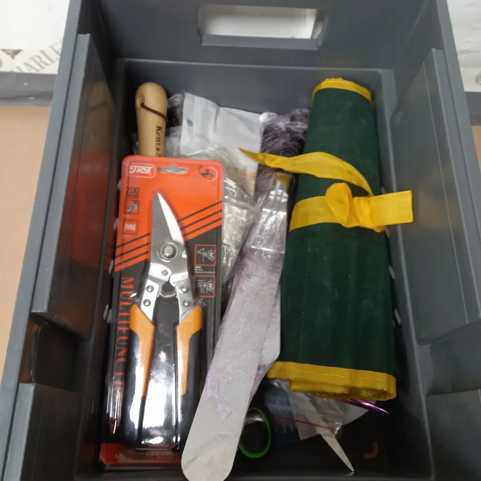 TOTE OF APPROX 10 HOUSEHOLD ITEMS TOO INCLUDE SNIPS , GARDENING TOOLS , NUTS AND BOLTS 