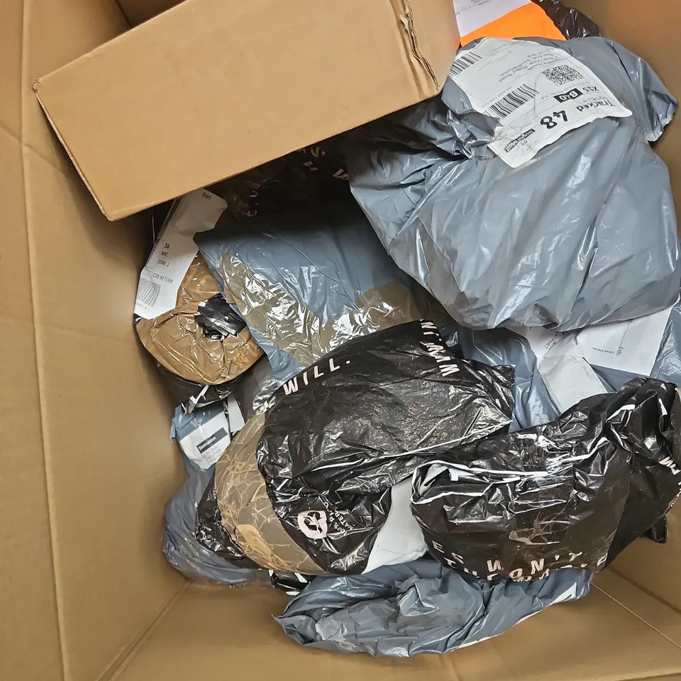 APPROXIMATELY 20 ASSORTED CLOTHING ITEMS IN VARIOUS STYLES AND SIZES 