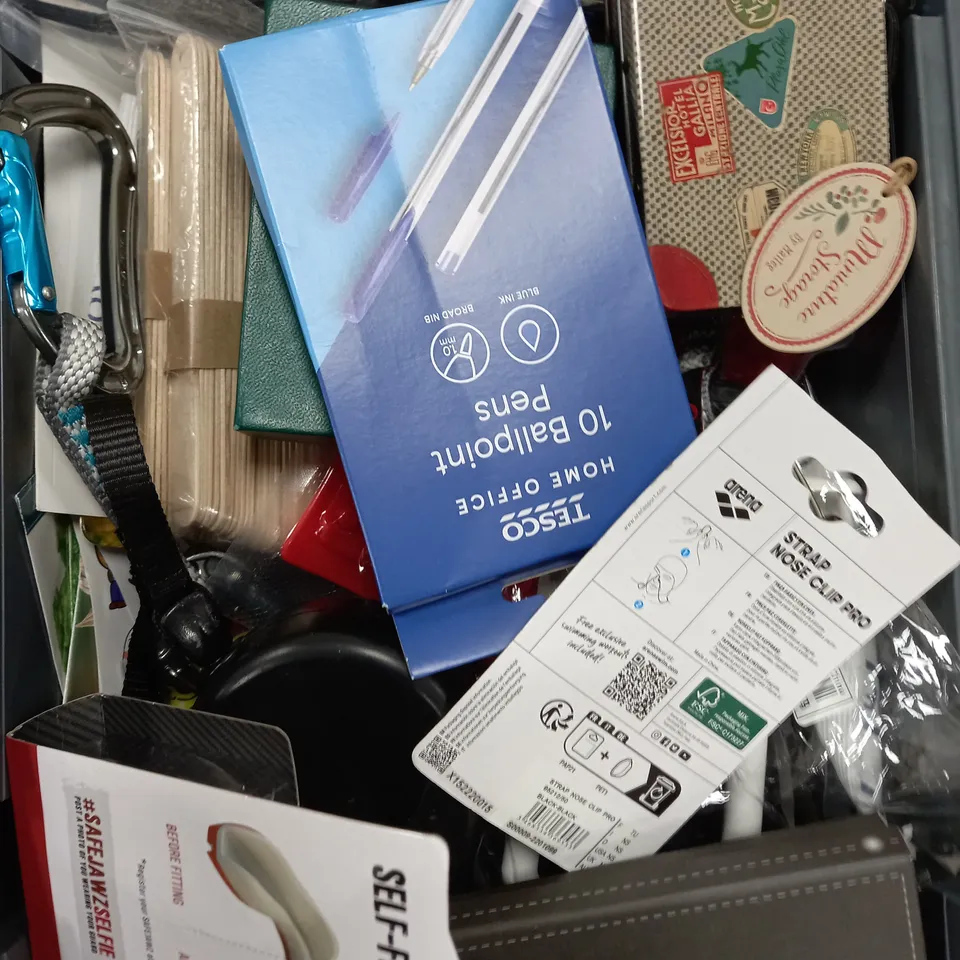 BOX OF APPROXIMATELY 15 ASSORTED ITEMS TO INCLUDE - SAFEJAWZ MOUTHGUARD, MAMMUT CARABINER, DOG LEAD ETC 