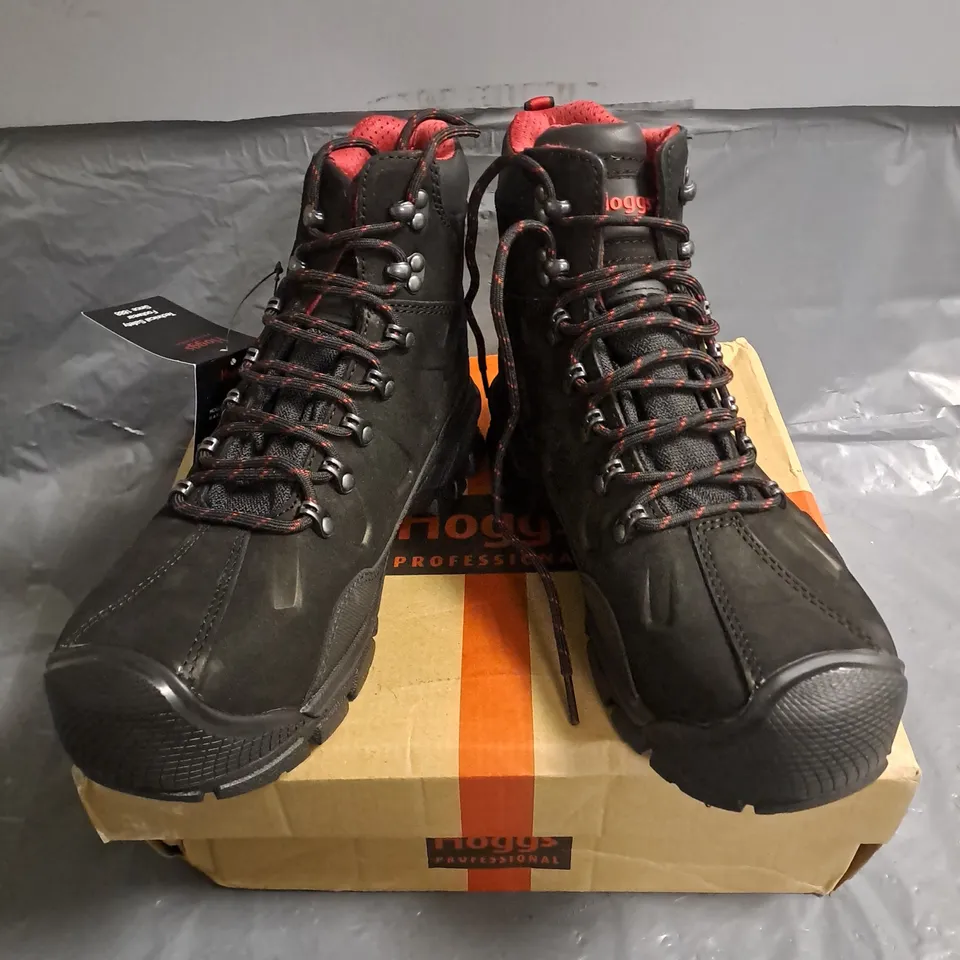BOXED PAIR OF HOGGS POSEIDON SAFETY LACE UP BOODS IN BLACK/RED SIZE UK 7