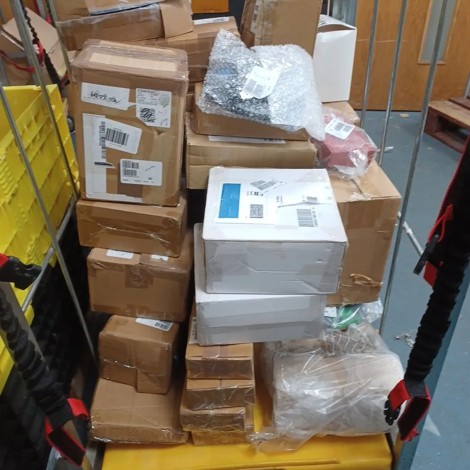 APPROXIMATELY 20 ASSORTED HOUSEHOLD ITEMS TO INCLUDE COSMETICS BAGS, HALLOWEEN WINDOW STICKERS AND FOOD CONTAINERS