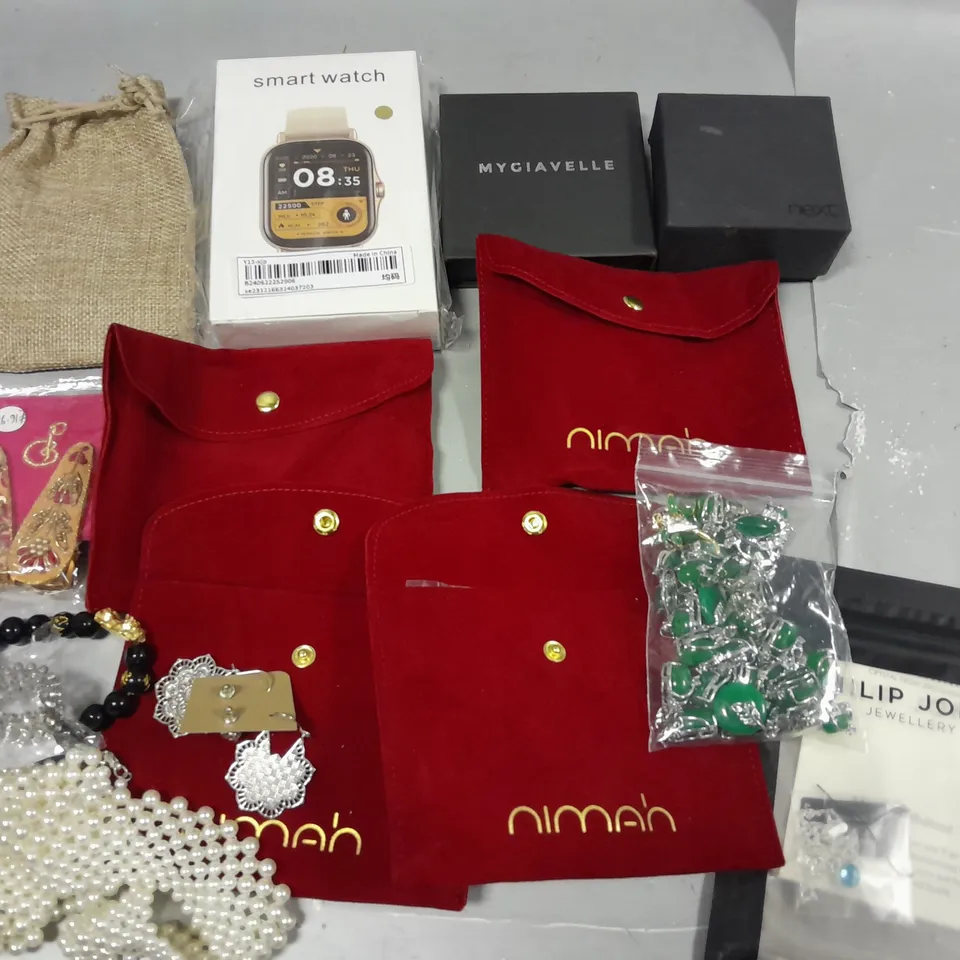 LOT OF ASSORTED JEWELLERY ITEMS TO INCLUDE BRACELETS, NECKLACES AND RINGS