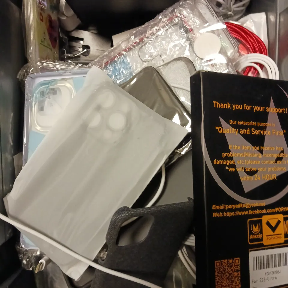 APPROXIMATELY 30 ASSORTED SMARTPHONE ACCESSORIES TO INCLUDE SCREEN PROTECTORS, CHARGING CABLES, PROTECTIVE CASES ETC 