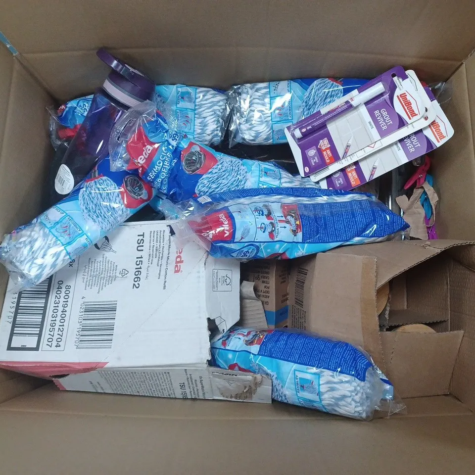 APPROXIMATELY 20 ASSORTED ITEMS TO INCLUDE VILEDA MICROFIBRE & COTTON MOPHEAD, UNIBOND GROUT REVIVER, GLASS JAR, ETC - COLLECTION ONLY