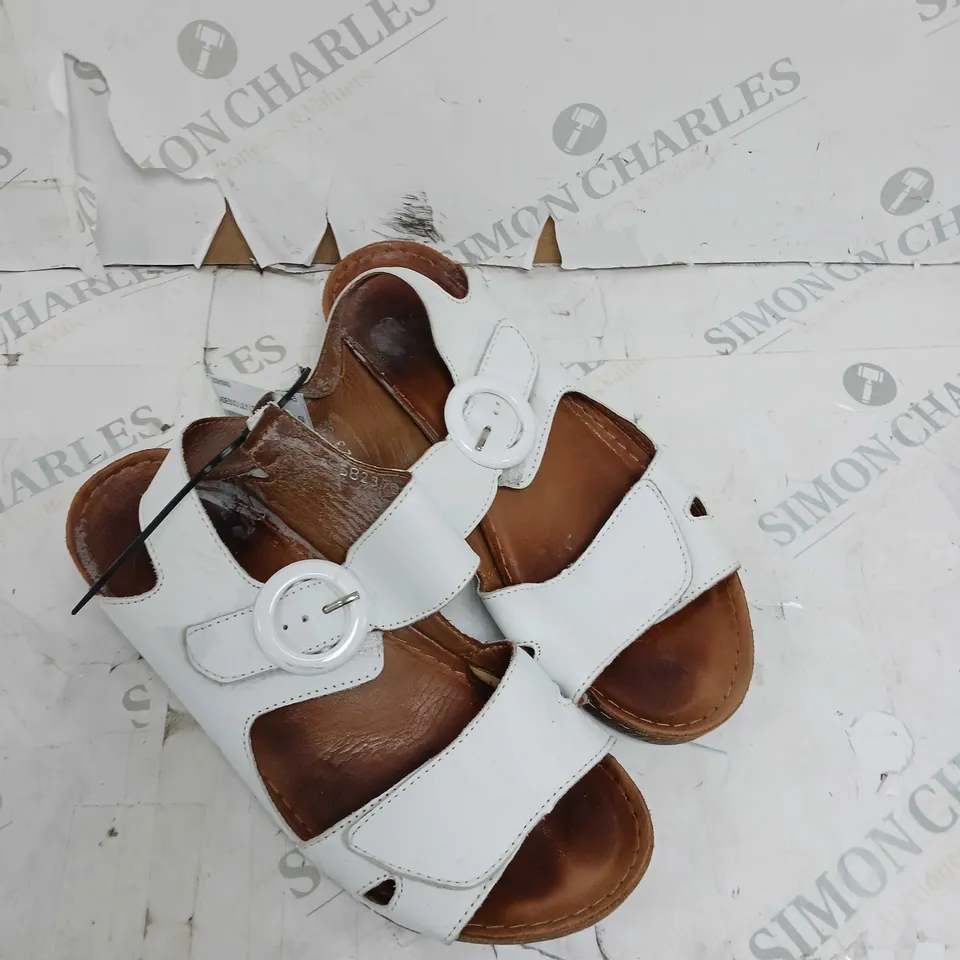 UNBOXED PAIR OF ADESSO LILY LEATHER SANDAL WHITE SIZE 5