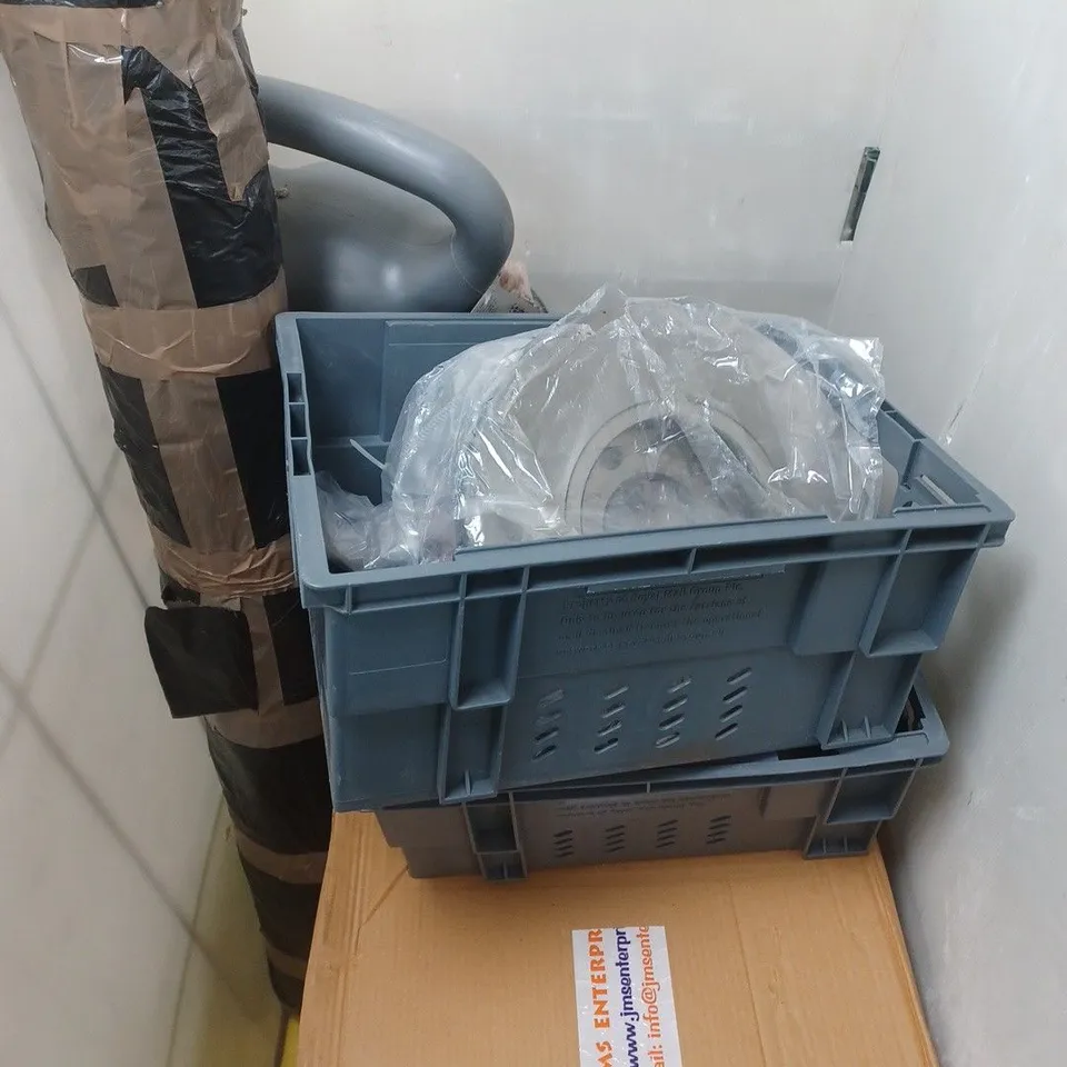 APPROXIMATELY 5 ASSORTED TO INCLUDE CARPET, 16KG KETTLEBELL, BRAKE DISC, ETC - COLLECTION ONLY