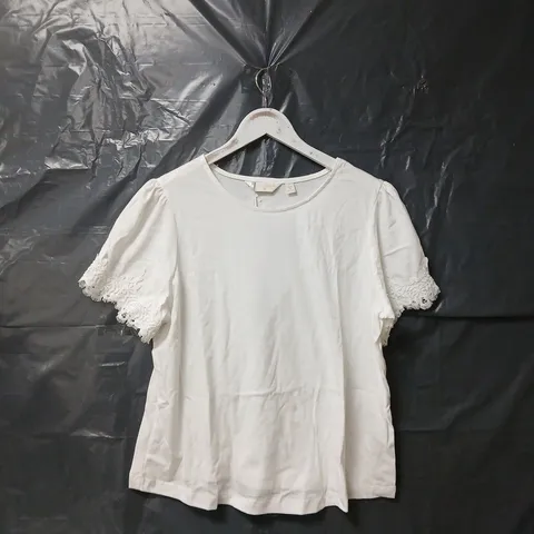 DANNII MINOGUE LACE DETAIL T-SHIRT PETITE IN WHITE - SIZE LP