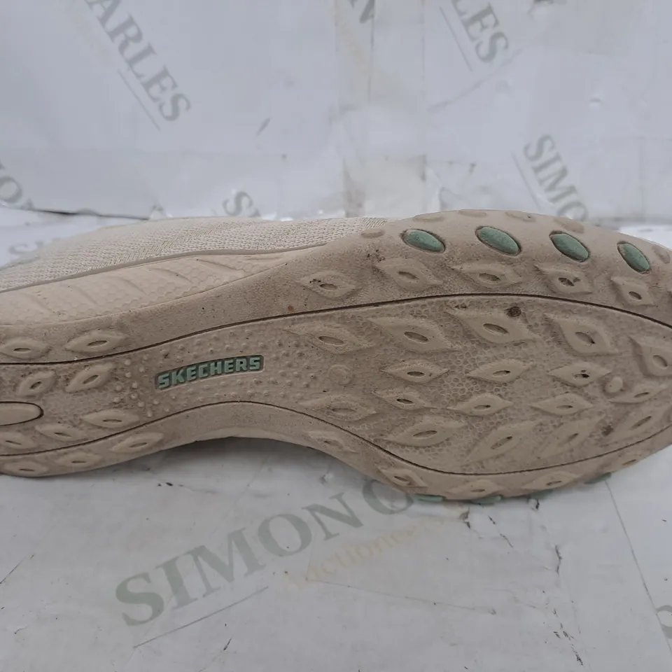 RELAXED FIT SKETCHERS MEMORY FOAM BIEGE SIZE 5