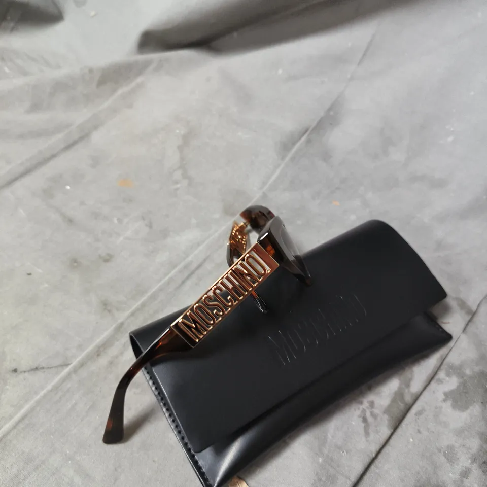 MOSCHINO SUNGLASSES – TORTOISESHELL FRAME WITH GOLD-TONE LOGO ARMS