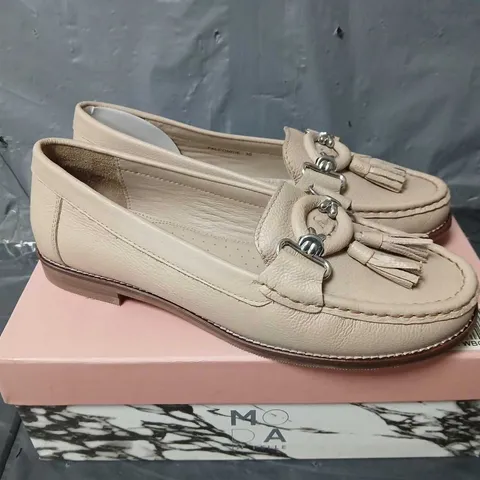 BOXED PAIR OF MODA IN PELLE FALCONCIE TASSLE MOCCASIN LOAFER SHOES - SIZE 39