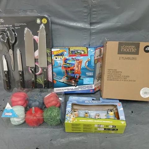 BOX OF APPROX 8 ASSORTED ITEMS TO INCLUDE - HOT WHEELS TOY - BLUEY FIGURE SET - 4PCE KNIFE SET - ETC