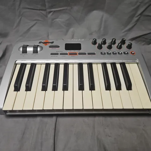 M-AUDIO MIDI KEYBOARD CONTROLLER 