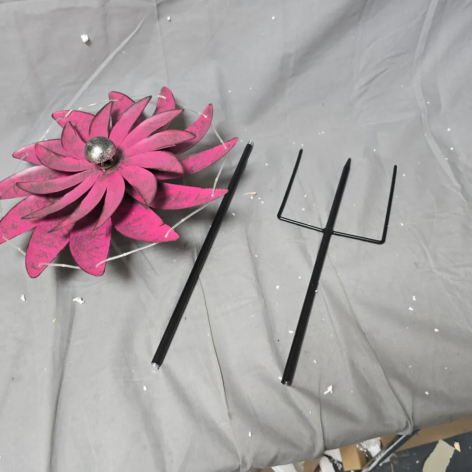 PINK FLOWER GARDEN ORNAMENT WITH BLACK METAL STAKES