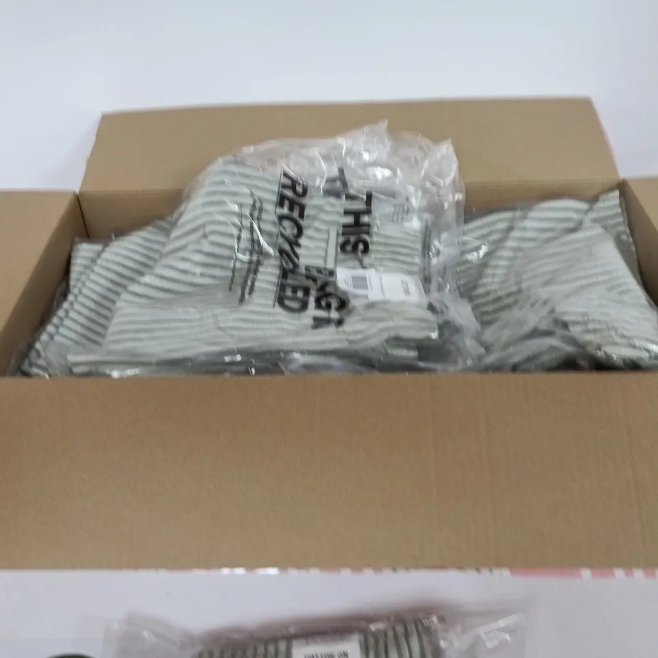  BOX OF APPROXIMATELY 15 ASSORTED CLOTHING ITEMS TO INCLUDE: STRETCH SWIM SHORT 