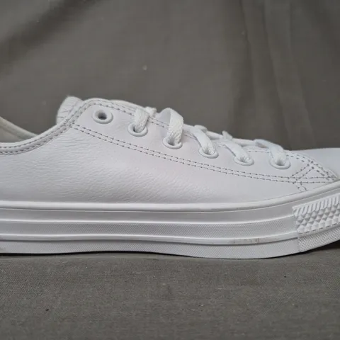 BOXED PAIR OF CONVERSE SHOES IN WHITE UK SIZE 6