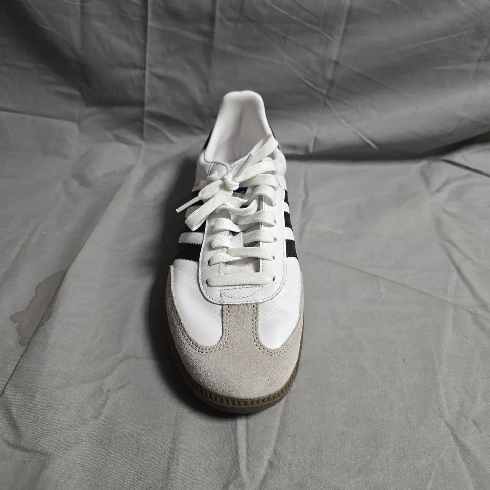 PAIR OF ADIDAS SAMBA SHOES IN WHITE/BLACK SIZE 9.5