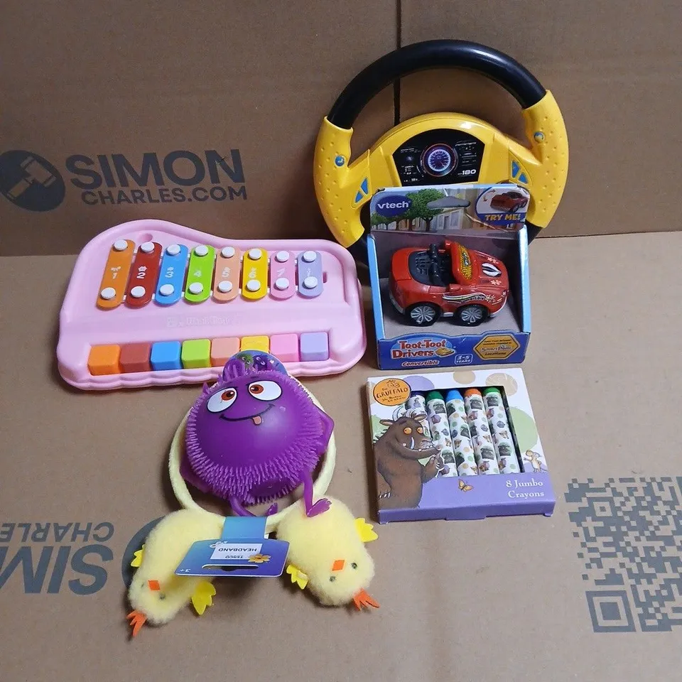 TOTE OF APPROXIMATELY 15 ASSORTED TOYS/RELATED ITEMS TO INCLUDE HAND HARP MUSICAL TOY, STEERING WHEEL TOY, VTECH TOOT TOOT DRIVERS, PUFFER MONSTERS, HEADBAND ETC