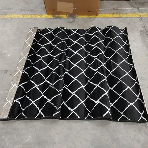 ZIGZAG NOIR DIAMOND PATTERN RUG - BLACK // SIZE: 120 X 160cm