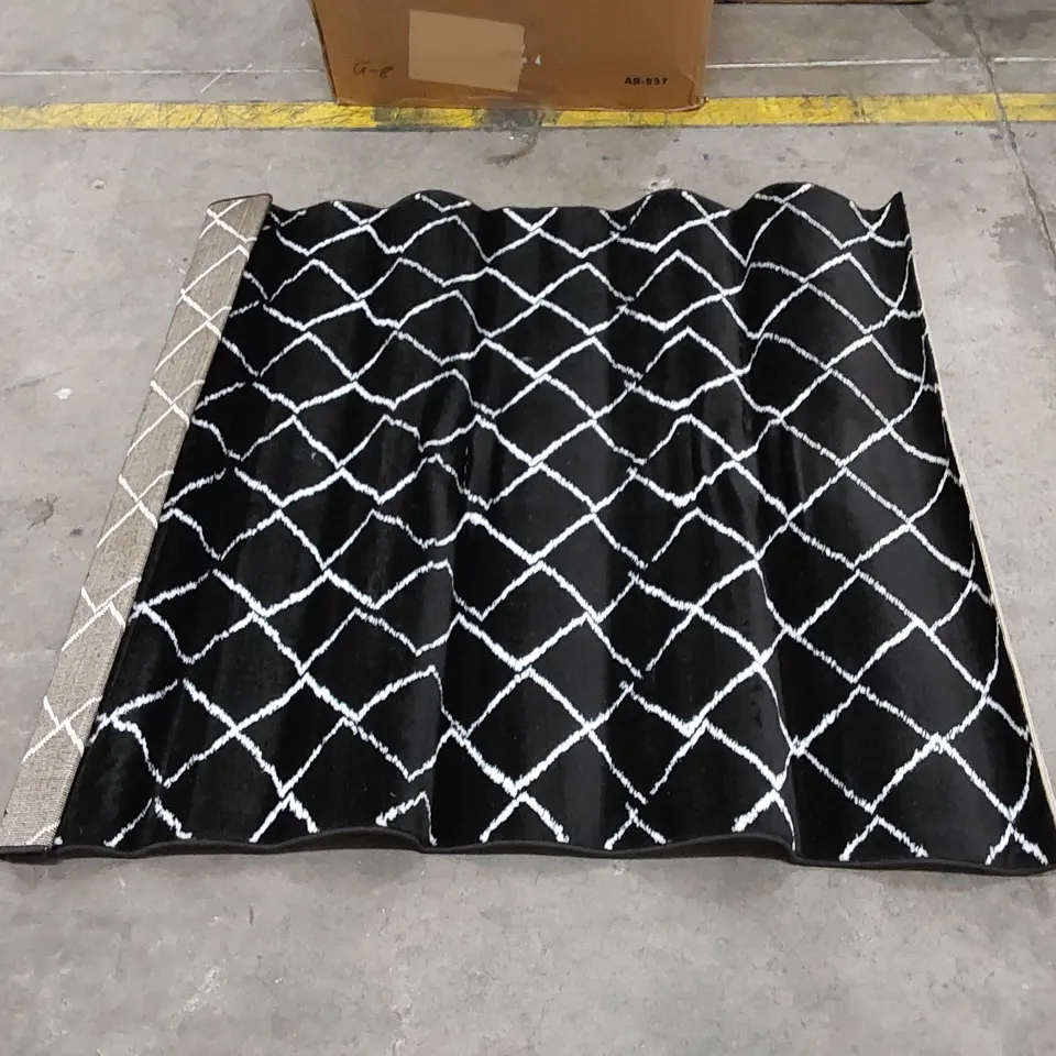 ZIGZAG NOIR DIAMOND PATTERN RUG - BLACK // SIZE: 120 X 160cm