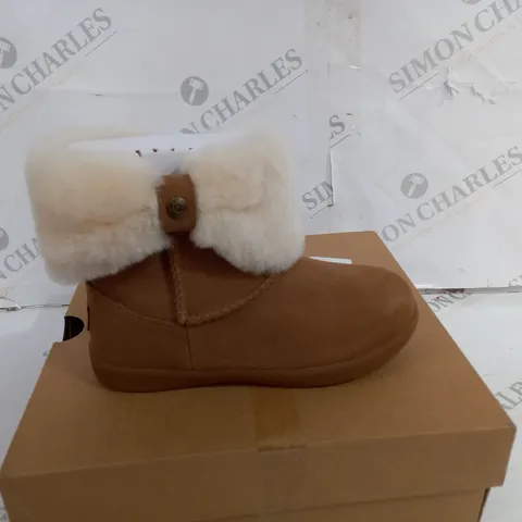 BOXED PAIR OF UGGS BOOTS CHILDRENS SIZE 10