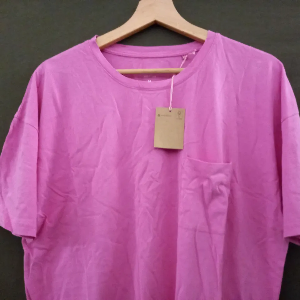 BODEN CREWNECK SHORT SLEEVE T-SHIRT IN PINK - MEDIUM