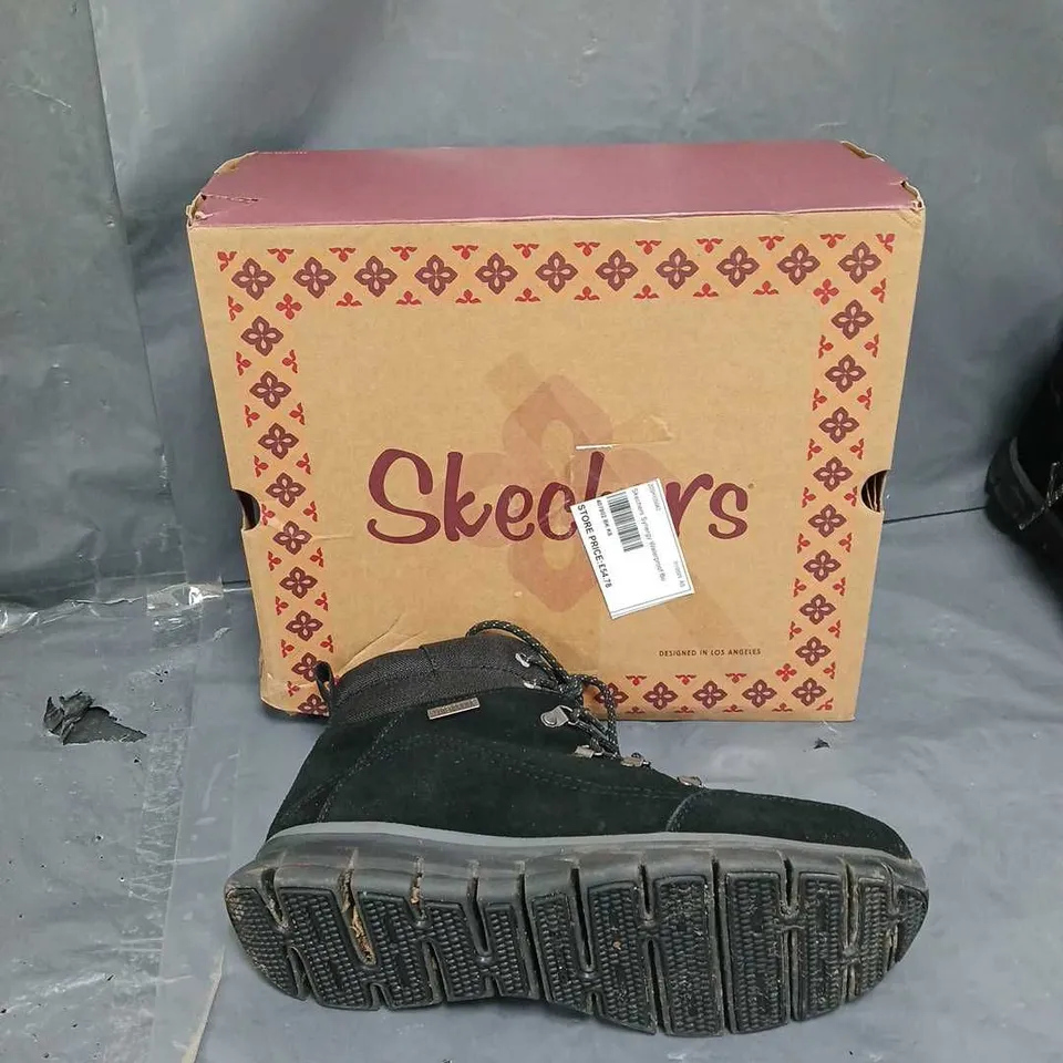 BOXED PAIR OF SKETCHERS SYENERGY BOOT - BLACK SIZE 8 