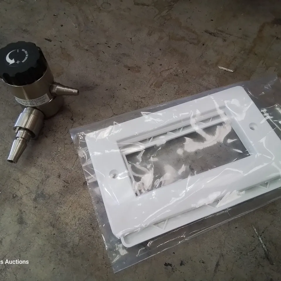 PALLET OF MEDITECH GAS VALVES & SWITCH SURROUND PLATES