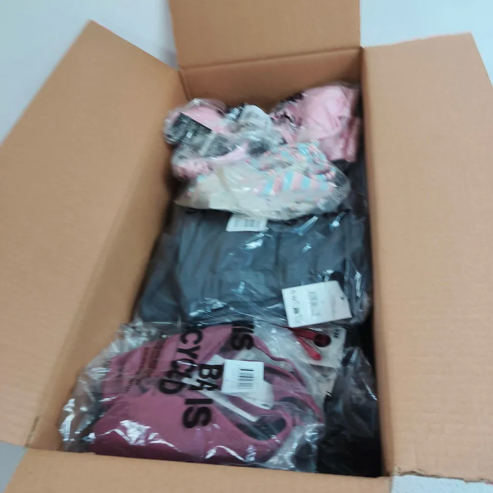 BOX OF APPROXIMATELY 15 ASSORTED CLOTHING ITEMS TO INCLUDE:  STARS BAGGY SWEATPANTS XL