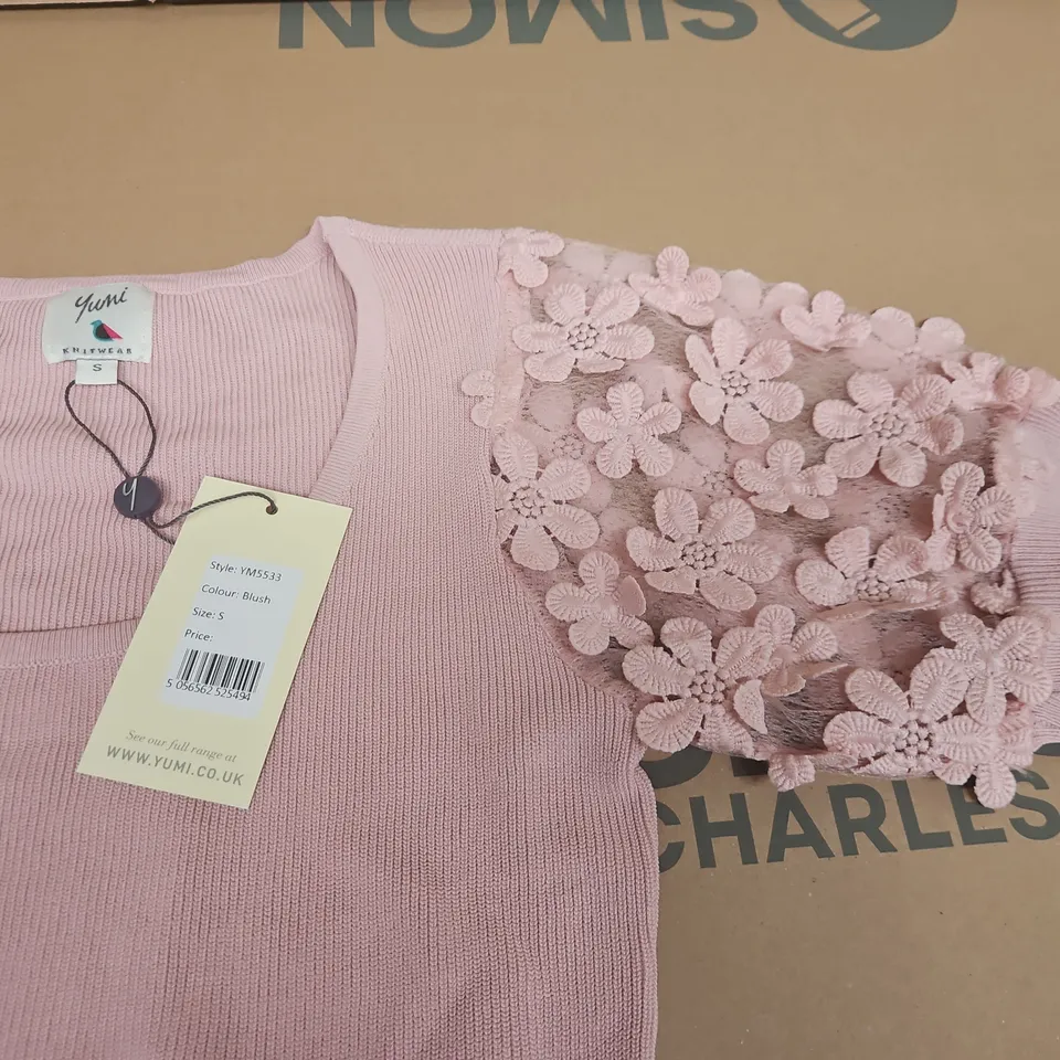 YUMI FLORAL SLEEVED TOP IN BLUSH - S