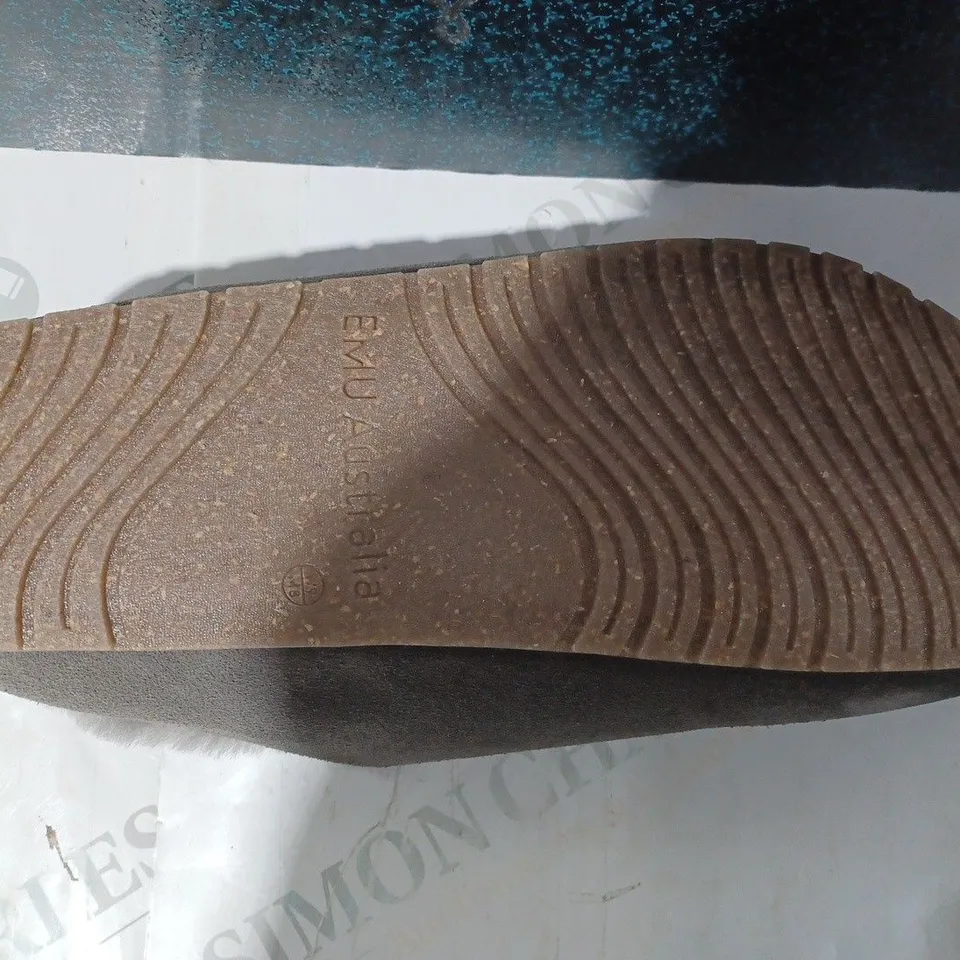 BOXED PAIR OF EMU AUSTRALIA SLIP-ON MULE STYLE FAUX FUR LINED GREY SLIPPERS, UK SIZE 6