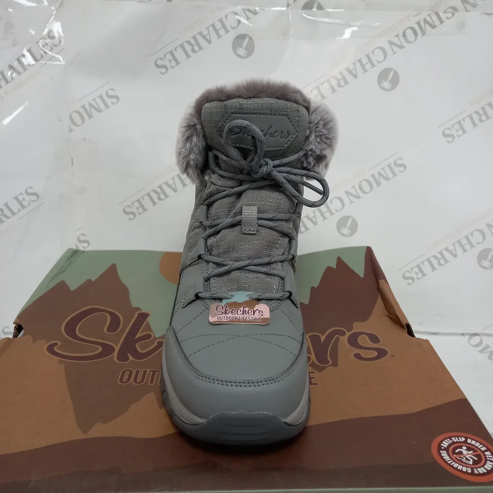 BOXED SKECHERS WOMENS ANTI SLIP AND WATERPROOF FUR LINED BOOTS, GREY - SIZE 5