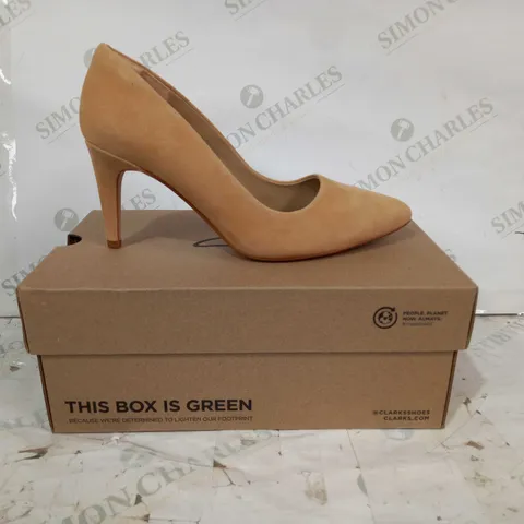 BOXED PAIR OF CLARKS SUEDE CLOSED TOE HEELS IN SAND COLOUR UK SIZE 7