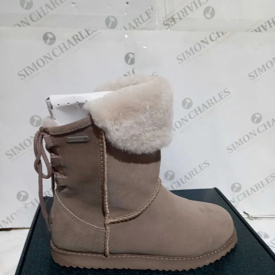 BOXED PAIR OF EMU BIRDWOOD BOOTS IN MUSHROOM UK SIZE 6