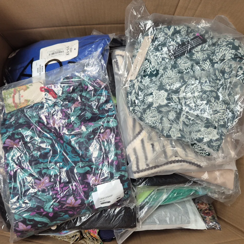 APPROXIMATELY 30 ASSORTED CLOTHING ITEMS IN VARIOUS SIZES, STYLES & COLOURS TO INCLUDE BRANDS SUCH AS JOEBROWNS, ROMAN, YOURSCLOTHING, ETC - COLLECTION ONLY