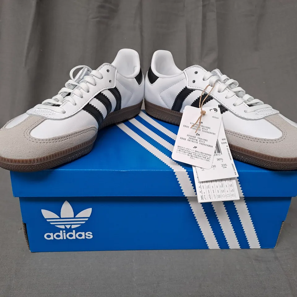 BOXED PAIR OF ADIDAS SAMBA OG J SHOES IN WHITE/BLACK UK SIZE 4