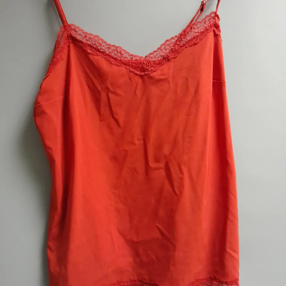 5 ASSORTED WOMEN'S CLOTHING TO INCLUDE DRESSES AND NIGHTWEAR 