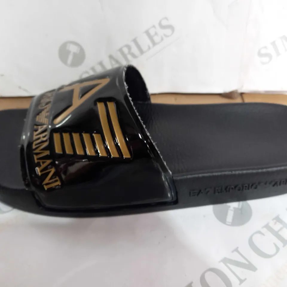 EA7 EMPORIO ARMANI LOGO SLIDERS, BLACK PATENT / GOLD - SIZE 5