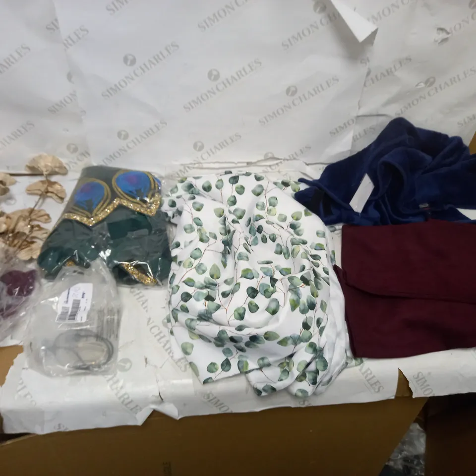 LOT OF APPROXIMATELY 15 ASSORTED HOMEWARE GOODS TO INCLUDE S-FIXX GROUT CURE, RUSH CHARGE, AND HOME REFLECTIONS DECORATIVE FLOWERS ETC.