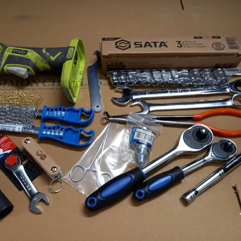 LOT OF ASSORTED TOOLS TO INCLUDE SATA 3 SOCKET SET AND CLARKE SPANNERS
