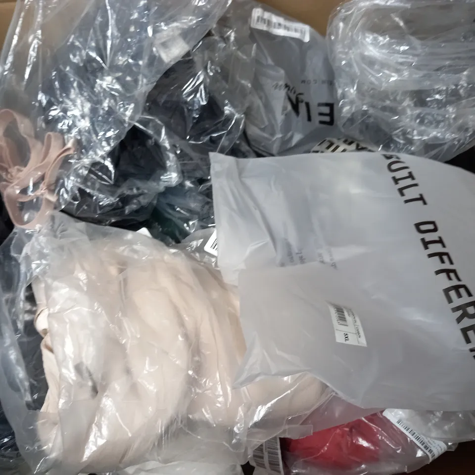 BOX OF APPROXIMATELY 25 ASSORTED CLOTHING ITEMS TO INCLUDE - T-SHIRT , SHORTS , TOP ETC