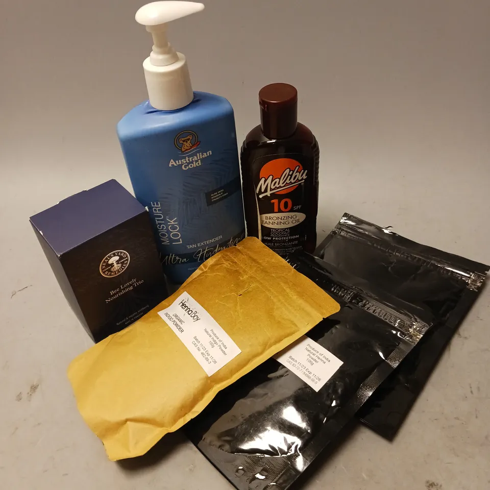 BOX OF APPROXIMATELY 8 COSMETIC ITEMS TO INCLUDE - AUSTRALIAN GOLD TAN EXTENDER - HENNA BOY HENNA POWDER - MALIBY BRONZING TANNING OIL - ETC