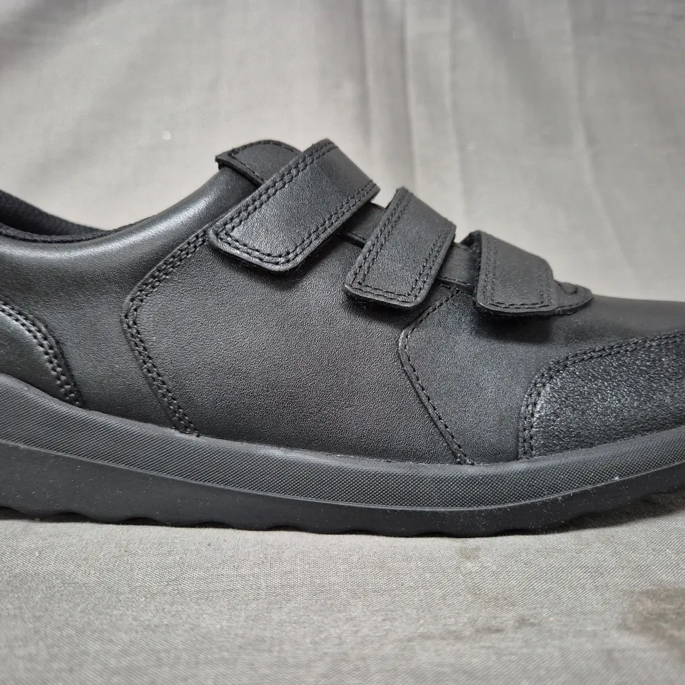 BOXED PAIR OF CLARKS KID'S DAZE STEP 2 SHOES IN BLACK EU SIZE 40