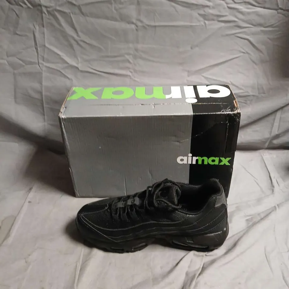 NIKE AIRMAX BLACK RUNNING TRAINERS- SIZE UK 7 