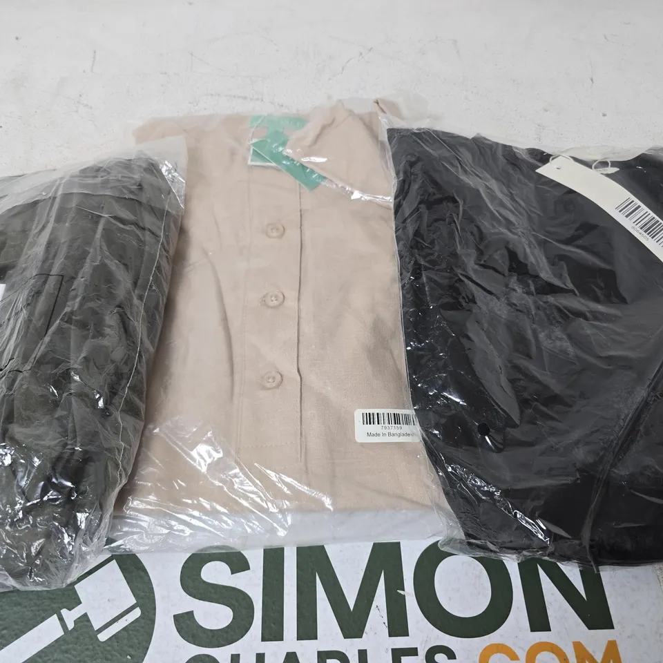 APPROX 20 ASSORTED ITEMS OF CLOTHING IN VARIOUS SIZES TO INCLUDE TOPS, JUMPERS, DRESSES, ETC
