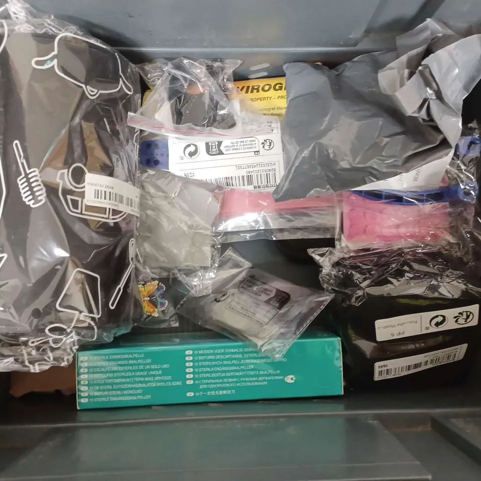 BOX OF ASSORTED HOUSE HOLD ITEMS TO INCLUDE - PLASTIC CUPS - MAJOHN PEN - FLASH LIGHT 