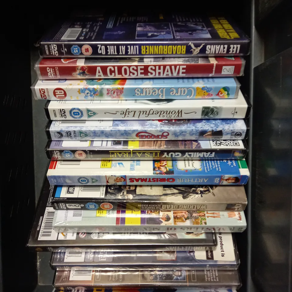 APPROXIMATELY 20 ASSORTED DVD FILMS & BOX SETS TO INCLUDE STAR WARS, MEGAN, GAVIN & STACEY ETC 