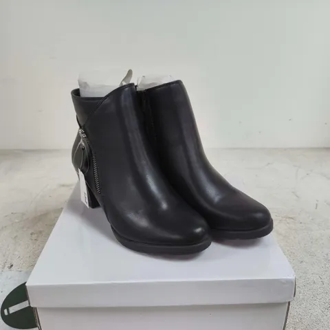 SHOES BY EMMA AMY BLACK BOOTS SIZE 5 BOXED