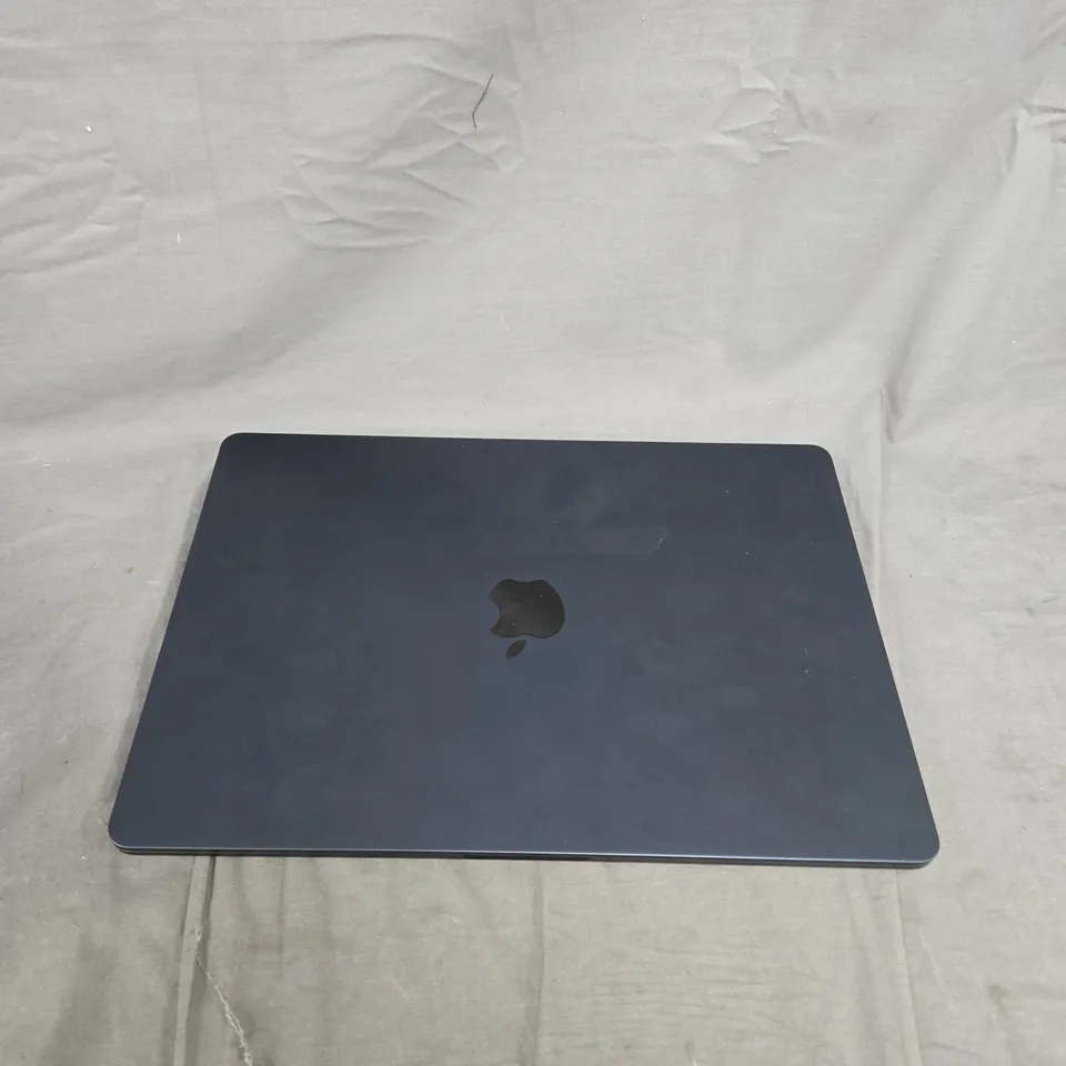 APPLE MACBOOK AIR - A2941